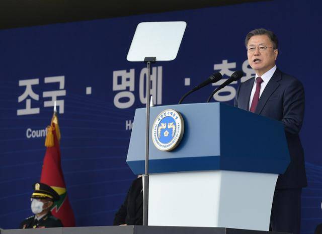 문재인 대통령이 28일 경북 영천시 육군3사관학교에서 열린 제57기 졸업 및 임관식에서 축사를 하고 있다. 영천=왕태석 선임기자