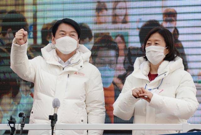 안철수 국민의당 대선후보와 배우자 김미경씨가 28일 전북 전주 신중앙시장을 방문해 유세활동을 하고 있다. 뉴시스