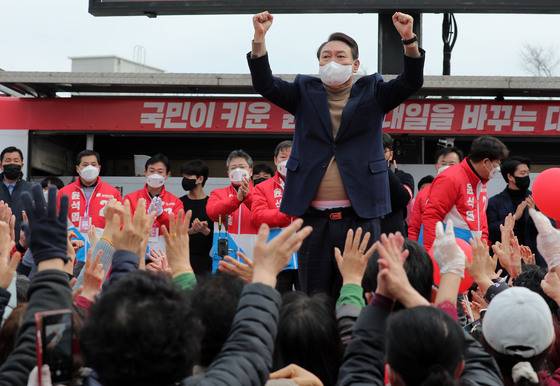 (강릉=뉴스1) 구윤성 기자 = 윤석열 국민의힘 대선후보가 28일 오후 강원도 강릉 월화거리 광장에서 열린 유세에서 지지를 호소하고 있다. 2022.2.28/뉴스1