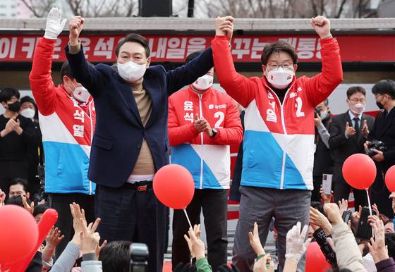 (강릉=뉴스1) 구윤성 기자 = 윤석열 국민의힘 대선 후보가 28일 강원 강릉시 강릉중앙시장에서 열린 유세에서 권성동 의원과 함께 지지자들에게 인사하고 있다. 2022.2.28/뉴스1