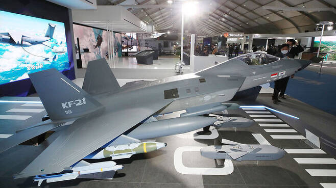 작년 10월 서울 아덱스에 KF-21과 타우러스 장거리공대지미사일 개량형 모형이 함께 전시됐다.