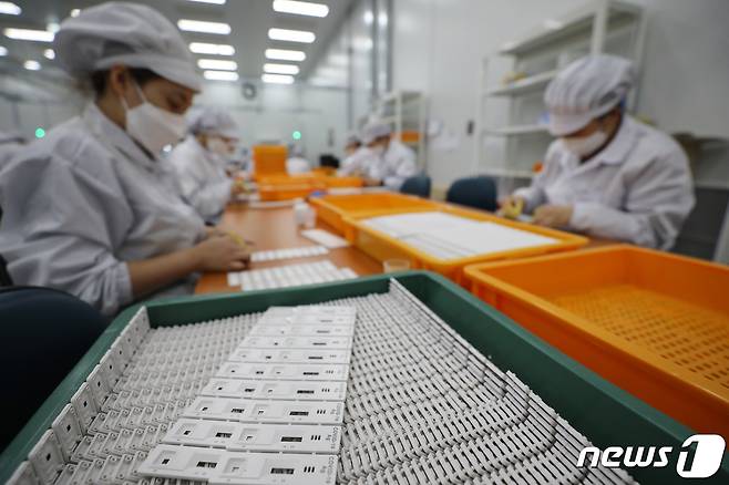 경기도 수원시 권선구 래피젠 수원공장에서 직원들이 코로나19 자가검사키트를 생산하고 있다. 2022.2.14/뉴스1 © News1 김영운 기자
