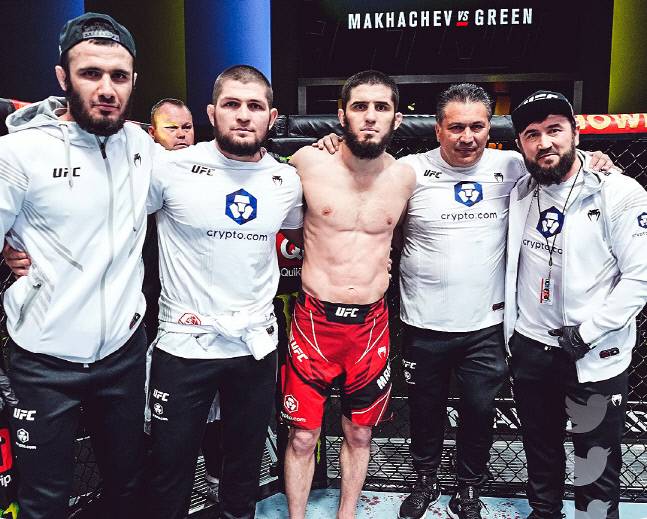 마카체프(가운데)가 그린에게 승리한 후 하빕(왼쪽에서 두번째) 등과 기념촬영을 하고 있다. 사진출처 | ESPN