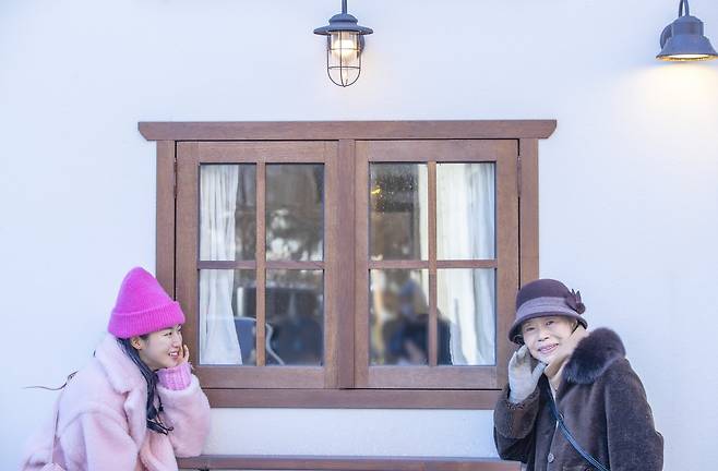 손녀가 할머니를 바라보며 빙긋이 웃습니다. 손녀는 할머니를 이렇게 바라보는 것만으로도 행복하다고 합니다.