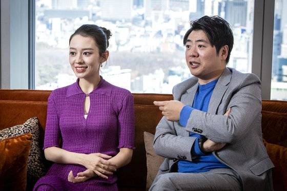 피아니스트 랑랑(오른쪽)과 아내 지나 앨리스. 내년에는 LA필하모닉과 생상스 ‘동물의 사육제’를 부부가 함께 녹음한다. 장진영 기자