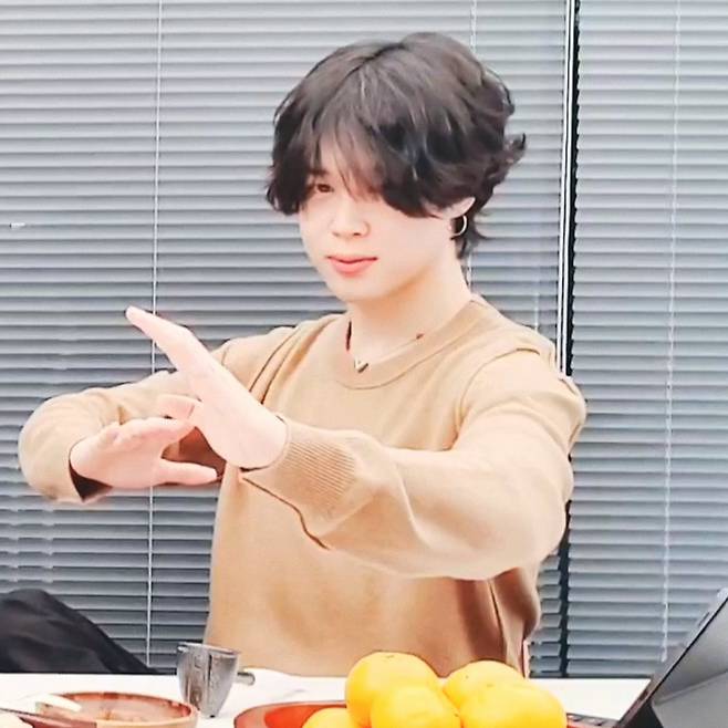 방탄소년단 지민 생애 첫 퍼머 日'아따맘마' 작가도 반했다♥..만화 강국 사로잡은 '예술계 뮤즈'