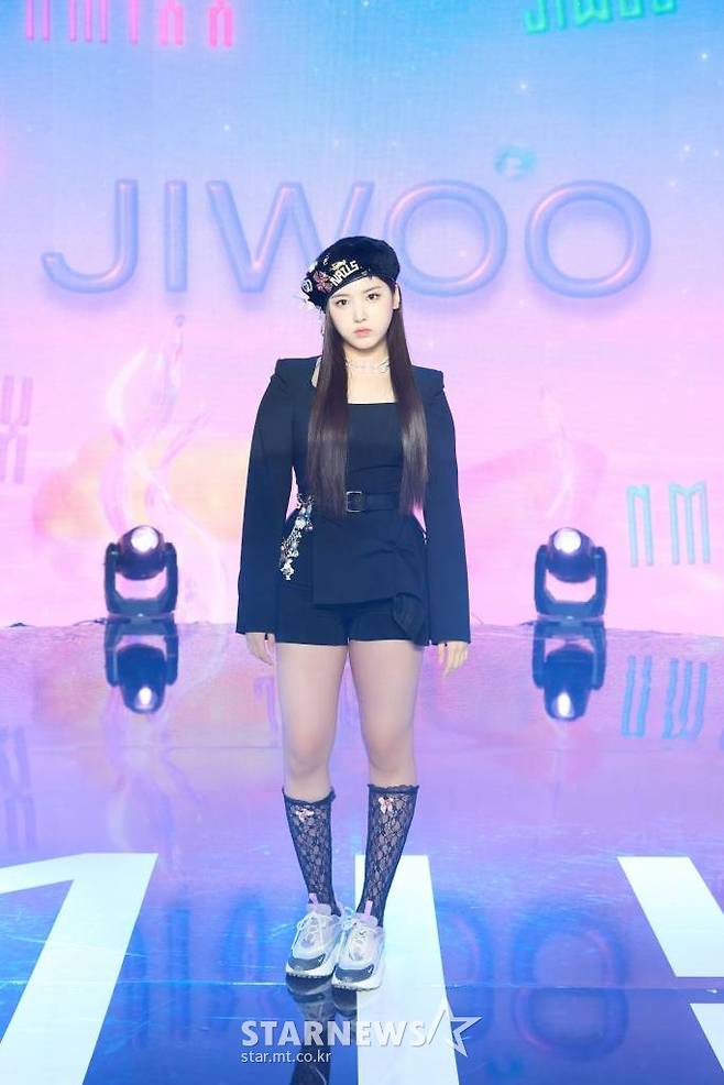 신인 걸그룹 엔믹스(NMIXX) 지우가 1일 오후 온라인 생중계로 진행된 데뷔 싱글 앨범 '애드 마레'(AD MARE) 발매 기념 쇼케이스에 앞서 포즈를 취하고 있다.  '바다를 향해'라는 뜻을 품은 데뷔 싱글 '애드 마레'는 타이틀곡 '오오'(O.O)를 비롯한 '占'(TANK)와 두 곡의 연주곡 등 총 네 곡이 수록됐다. /사진제공=JYP엔터테인먼트 2022.03.01 /사진=이동훈 기자 photoguy@