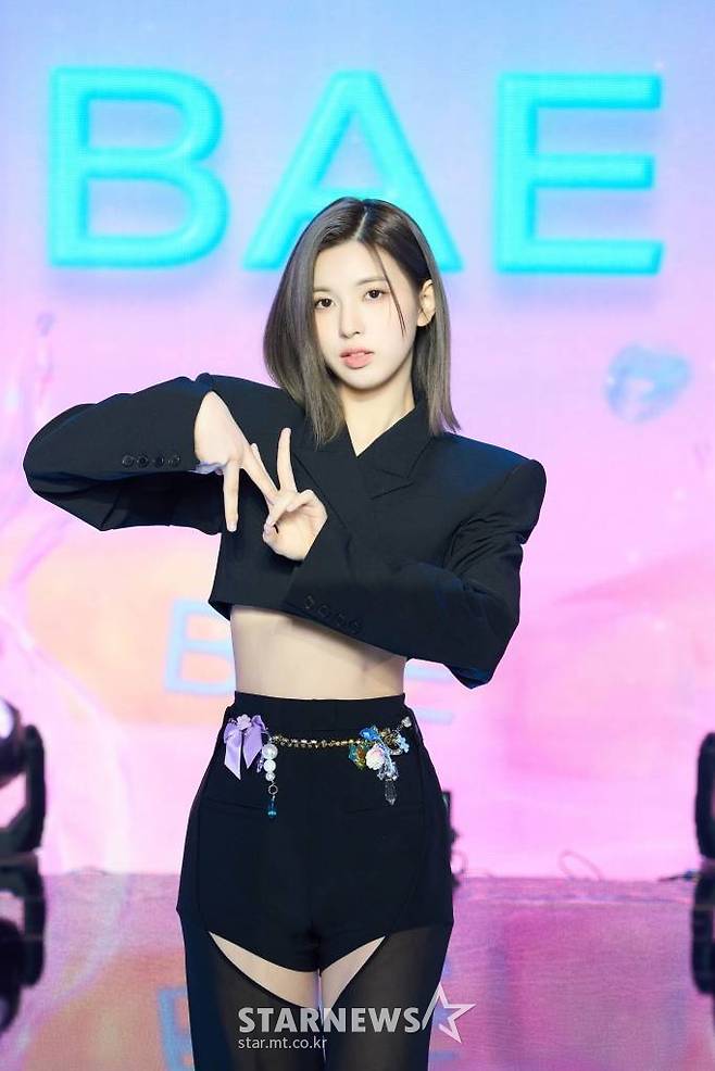 신인 걸그룹 엔믹스(NMIXX) 배이가 1일 오후 온라인 생중계로 진행된 데뷔 싱글 앨범 '애드 마레'(AD MARE) 발매 기념 쇼케이스에 앞서 포즈를 취하고 있다.  '바다를 향해'라는 뜻을 품은 데뷔 싱글 '애드 마레'는 타이틀곡 '오오'(O.O)를 비롯한 '占'(TANK)와 두 곡의 연주곡 등 총 네 곡이 수록됐다. /사진제공=JYP엔터테인먼트 2022.03.01 /사진=이동훈 기자 photoguy@