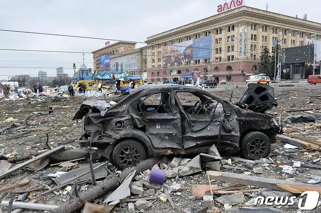 1일(현지시간) 우크라이나 하르키우 시청 앞 광장에 러시아군의 공격으로 파괴된 차량이 보이고 있다. 2022.03.01/news1 © AFP=뉴스1 © News1 김민수 기자