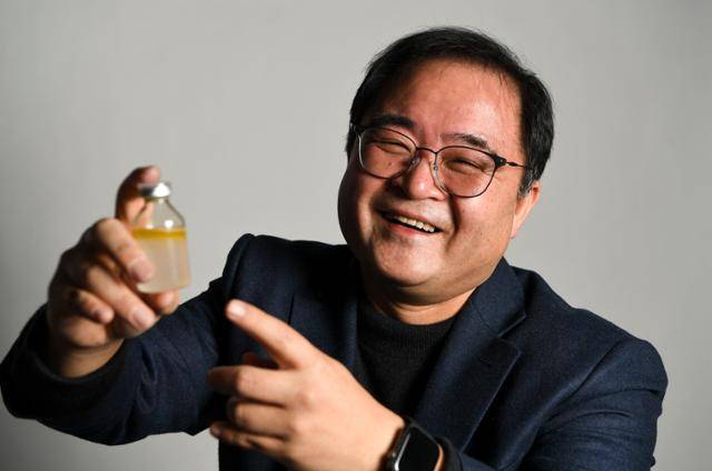 김철환 스카이테라퓨틱스 대표가 노 대표에게 공급하는 모아시스 기술로 개발한 화장품 원료에 대해 설명하고 있다. 그가 들고 있는 용기를 흔들자 모아시스 기술 덕분에 물 위에 떠 있던 기름이 하나로 섞였다. 한지은 인턴기자