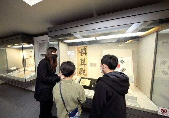 소중 학생기자단이 지하 1층에 전시된 김구 선생이 생전에 남긴 『백범일지』 초판본과 서예작품 '신기독'(愼其獨·홀로 있을 때에도 삼가다) 등 관련 유물을 살펴봤다.