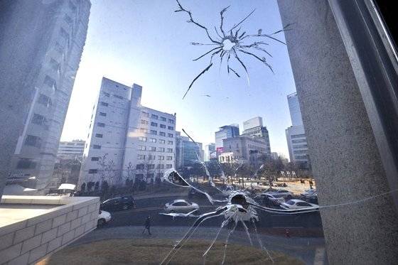 안두희가 김구 선생을 암살하기 위해 쏜 4발의 총탄 중 유리창을 관통한 2발의 흔적을 재현한 모습.