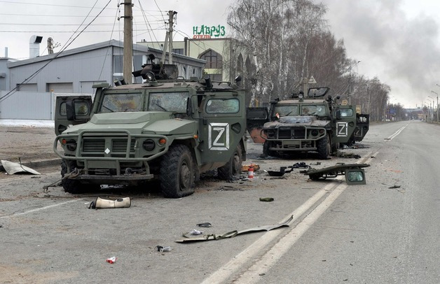 (하르키프 AFP=뉴스1) 우동명 기자 = 28일(현지시간) 우크라이나 하르키프 인근에서 치른 전투서 파괴된 러시아 보병 장갑차의 모습이 보인다.  (C) AFP=뉴스1