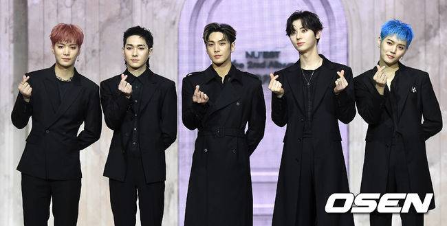 [OSEN=최규한 기자] 보이그룹 뉴이스트(JR,&nbsp;아론,&nbsp;백호,&nbsp;민현,&nbsp;렌)가 19일 오후 서울 광장동 예스24라이브홀에서 정규&nbsp;2집&nbsp;‘Romanticize(로맨티사이즈)’ 발매 쇼케이스를 열었다.이번 타이틀곡&nbsp;‘INSIDE OUT’은 이별을 앞두고 아무렇지 않은 척했으나 자신의 본심을 깨닫고 상대에게 달려가는 모습을 그려낸&nbsp;Chill House&nbsp;장르의 곡으로,&nbsp;한마디로 정의할 수 없는 복합적인 감정의 이동을 섬세한 가사로 표현했다.또&nbsp;정규&nbsp;2집&nbsp;‘Romanticize’는 낭만의 주제에서 뗄 수 없는 사랑 이야기부터 멤버 개개인이 추구하고자 하는 낭만까지 총&nbsp;10개의 트랙으로 다채로운 낭만을 집약했다.뉴이스트 멤버들이 포토타임을 하고 있다. / dreamer@osen.co.kr