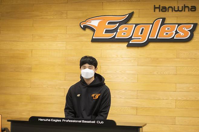 불펜 투구 후 인터뷰에 나선 문동주. 대전 류재민 기자