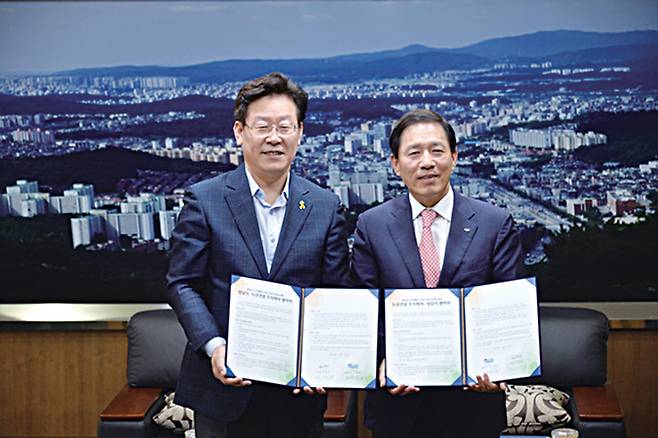 2015년 7월 당시 이재명 성남시장과 이병화 두산건설 사장이 '두산의 성남 이전' 협약식을 갖고 있다.ⓒ성남시 제공