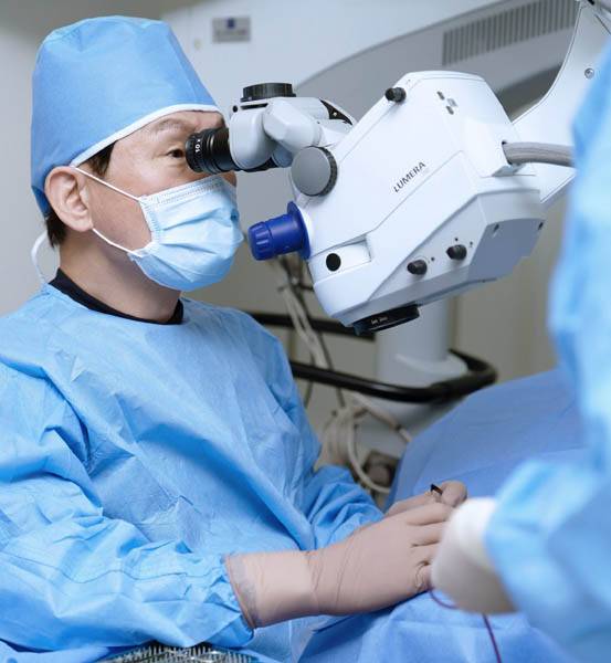 안과 전문의가 노안·백내장 수술을 하고 있다. / 경향신문 자료사진