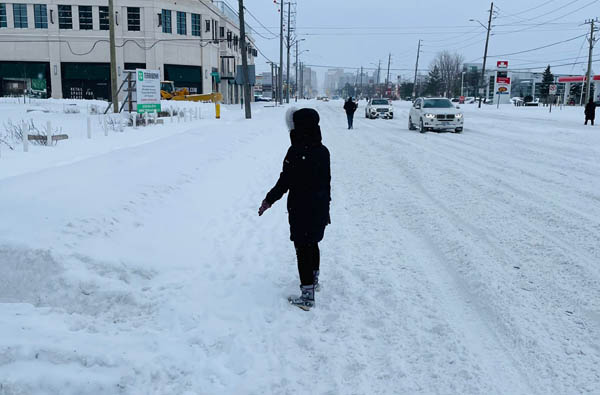 캐나다 토론토의 남북을 관통하는 ‘Yonge Street’가 지난 1월 17일(현지시간) 폭설로 인해 차로와 인도를 구분하기 어렵게 됐다. / 정봉석 제공