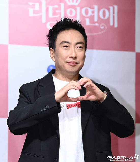 Broadcaster Park Myeong-su tested positive for Corona 19 self-diagnosis.The results of the self-kit test were positive, and the schedule was canceled and PCR was tested, an agency official said on the 2nd.I canceled my schedule this morning to avoid causing any problems because I felt abnormalities in my body, he added.Park Myeong-su did not attend KBS Cool FM Park Myeong-sus Radio show which was broadcast on the 2nd.Dancer GABEE, who appeared as a special DJ, said Park Myeong-su was not together for personal reasons.Park Myeong-su is appearing on Radio show, E channel Saturday is good for rice, and MBC Everlon Korean foreigners.Korean Foreigners was also announced on the day that MC Kim Yong-man was confirmed to have Corona 19. (Solo reporting)The Korean foreigner said, There is a recording on the 11th, and the date of isolation of the confirmed person is 7 days, so it seems that there is no obstacle to the recording day.However, if MCs are positive on the day of recording, it will be difficult to record. Photo = DB