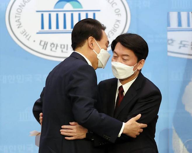 윤석열 국민의힘 대선후보와 안철수 국민의당 대선후보가 3일 오전 국회 소통관에서 단일화 기자회견을 마치고 포옹하고 있다.(사진=국회사진기자단)