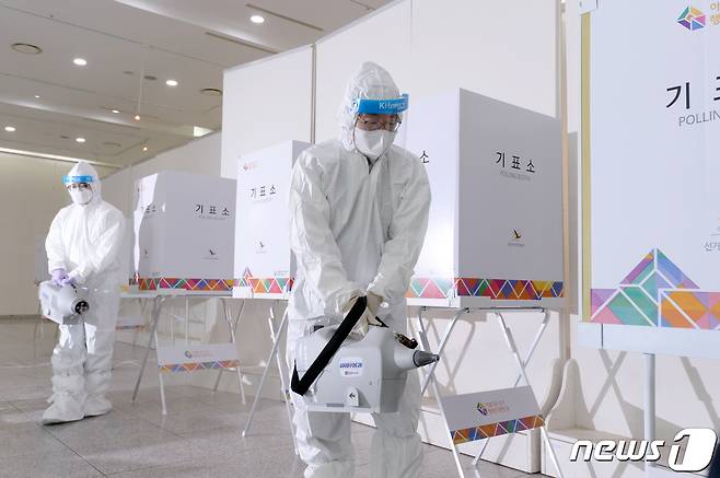 문인 광주 북구청장이제20대 대통령 선거 사전투표를 하루 앞둔 3일 오전 광주 북구 전남대학교 컨벤션홀에 설치된 사전투표소에서 방역 작업을 하고 있다. 2022.3.3/뉴스1 © News1 정다움 기자