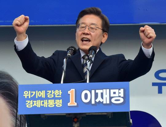 이재명 더불어민주당 대선후보가 3일 오전 서울시 강서구 발산역 1번 출구 앞에서 열린 '강서는 이재명으로 결정했어요!' 강서 유세에서 지지를 호소하고 있다.<국회사진기자단·연합뉴스>