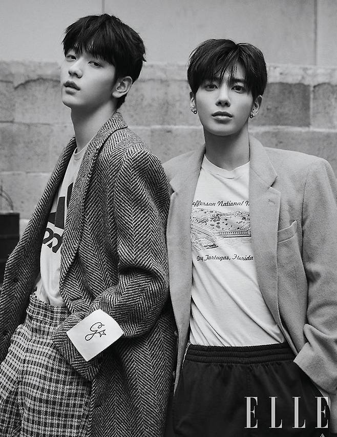 수빈이 입은 헤링본 코트는 Golden Goose. 티셔츠와 팬츠는 스타일리스트 소장품. 태현이 입은 캐멀 컬러 재킷과 티셔츠, 팬츠는 모두 스타일리스트 소장품.