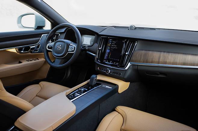 볼보 V90 크로스컨트리 실내.