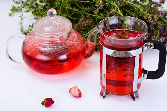 생리통이 심하다면 여성 호르몬에 관여해 생리통을 완화시켜주는 차를 마시는 것도 방법이다./사진=클립아트코리아