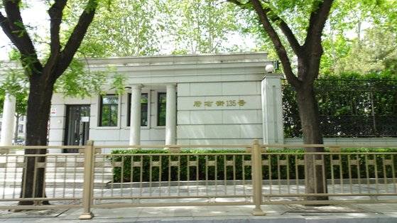 지난해 4월 베이징 중남해 바로 서쪽에 위치한 중국 공산당 중앙통일전선공작부 건물 정문. 건물 간판 없이 ‘푸유제(府右街) 135호’라는 주소만 걸려있다. 통일전선은 중국의 해외 공작 업무를 담당한다. 최근 들어 여러 나라에서 터지고 있는 중국 스파이 스캔들의 배후 조종 집단으로 지목된다. 사진=신경진 기자