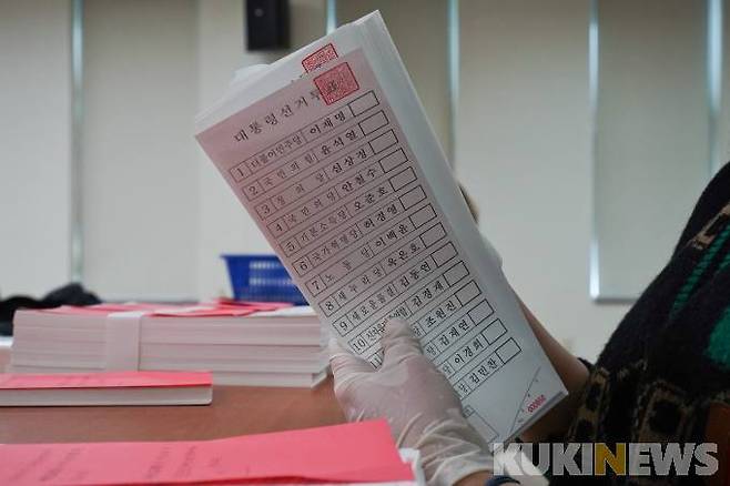 제20대 대통령선거를 일주일 앞둔 2일 오전 서울 동대문구선거관리위원회에서 관계자들이 투표용지를 검수하고 있다.&nbsp; &nbsp;사진=임형택 기자