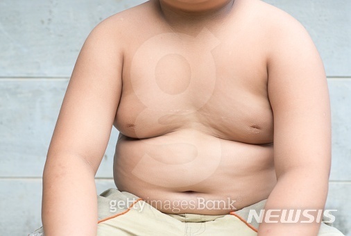 [서울=뉴시스]소아비만은 보통 유아기에서 사춘기까지의 연령대에서 표준 체중보다 20% 이상 많이 나가거나, 같은 연령대에서 체질량지수(BMI)가 상위 5%인 경우를 말한다. (사진= 게티이미지뱅크 제공) 2022.03.02
