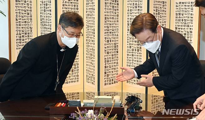 [서울=뉴시스] 국회사진기자단 = 이재명 더불어민주당 대선 후보가 3일 서울 중구 서울대교구청에서 정순택 베드로 천주교 서울대교구장을 예방하고 있다. 2022.03.03. photo@newsis.com