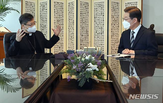 [서울=뉴시스] 국회사진기자단 = 이재명 더불어민주당 대선 후보가 3일 서울 중구 서울대교구청에서 정순택 베드로 천주교 서울대교구장을 예방하고 있다. 2022.03.03. photo@newsis.com