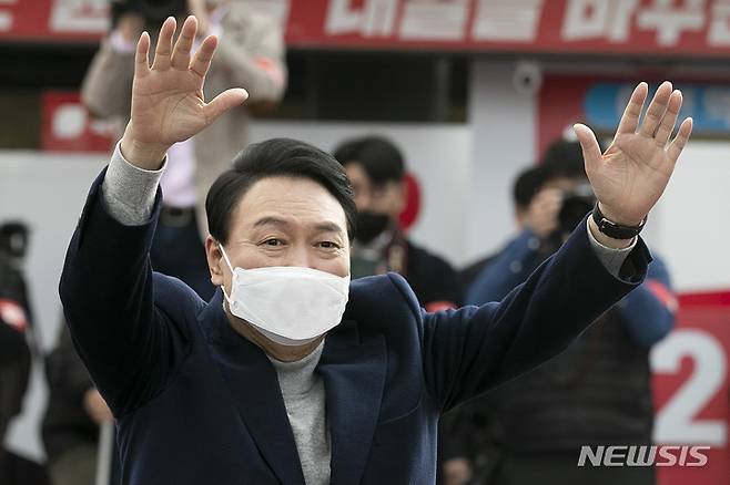 [세종=뉴시스] 전신 기자 = 윤석열 국민의힘 대선 후보가 3일 세종 조치원역 앞에서 열린 유세에서 시민들을 향해 지지를 호소하고 있다. 2022.03.03. photo1006@newsis.com