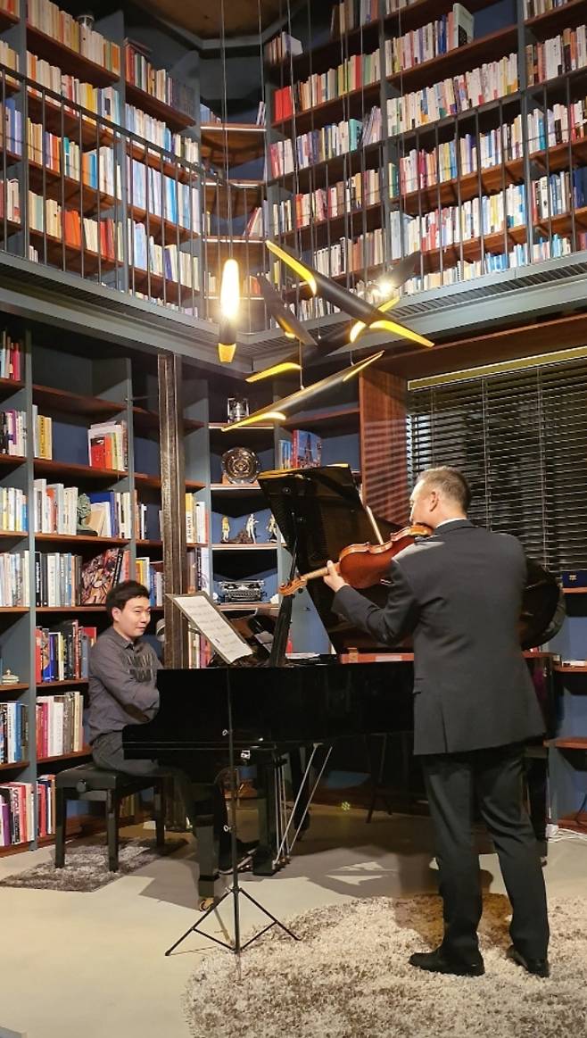 2019년 12월 여수 금오도 내 미력창고 살롱음악회에서 바이올린을 연주하고 있는 고 김정주 이사. 김정운 작가 제공