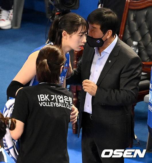 IBK기업은행 최정민과 김호철 감독. /OSEN DB