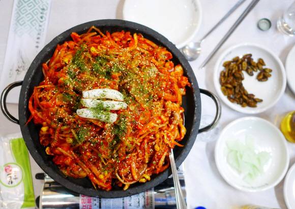 낙지와 곱창을 칼칼하게 볶아 낸 낙지곱창볶음. 익산 시민들이 꽤 즐겨 찾는 메뉴다.