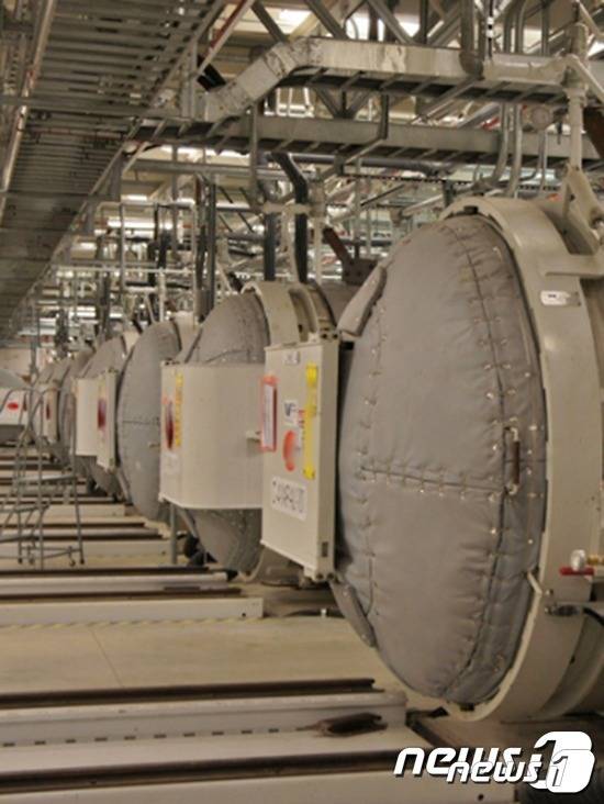 이란 원자력기구(IAEA)가 2019년 11월에 공개한 이란 북부 쿰에 있는 포르도우 우라늄 전환시설 내부. © AFP=뉴스1