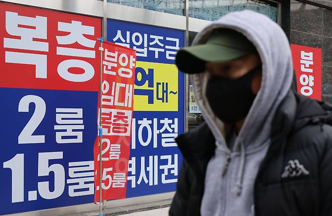 2월 28일 서울의 한 공동주택에 분양 안내문이 붙어 있다./ 연합뉴스