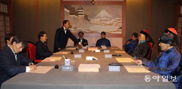 청일전쟁에서 승리한 일본은 1895년 시모노세키조약으로 한반도 진출의 기틀을 마련하지만 러시아 등의 ‘삼국간섭’으로 제동이
 걸린다. 중국 산둥성 류궁다오 ‘갑오전쟁박물관’에 전시된 시모노세키조약 체결 장면을 밀랍인형으로 재현한 모습. 동아일보DB