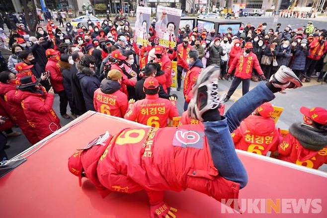 허경영 국가혁명당 대선후보가 지난 22일 서울 영등포구 여의도역 5번출구 인근 거리에서 선거운동원들과 거리유세를 하고 있다.