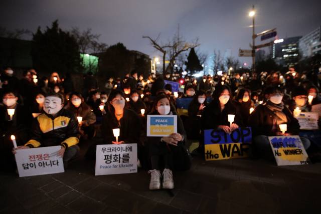 ▲ 우크라이나 평화행동이 4일 주한 러시아대사관 인근에서 연 '우크라이나에 평화를' 촛불집회. ⓒ프레시안(최용락)