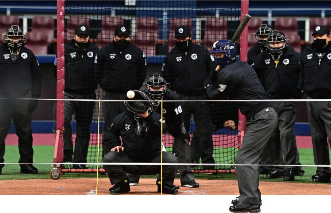 한국야구위원회(KBO) 사무국 산하 심판위원회에 속한 1, 2군 심판들이 1월 11일 서울 구로구 고척스카이돔에서 스트라이크 존 적응 훈련을 하고 있다. [동아DB]