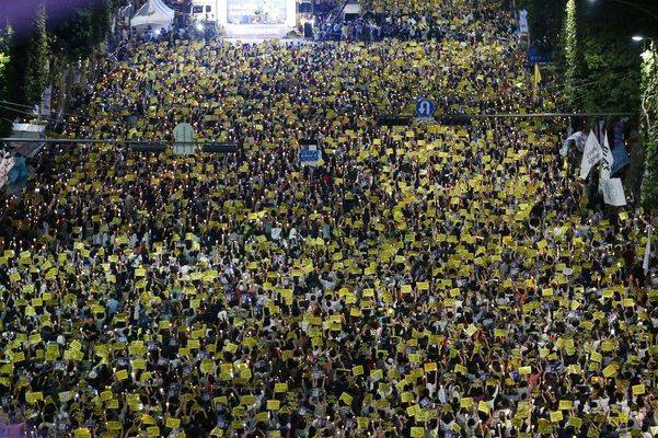 2019년 9월 28일 서울 서초구 서초동 중앙지검 앞에서 열린 '7차 검찰개혁 사법적폐청산을 위한 촛불집회'에 참가한 시민들이 '조국수호', '사법적폐, 청산하라' 등의 구호를 외치고 있다./조선일보DB