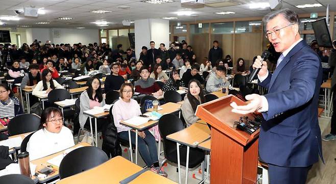 공공일자리 만들기를 약속한 문재인 당시 더불어민주당 대표가 2017년 2월 6일 서울 노량진 고시학원에서 공시생(일명 공무원시험 준비생)들에게 얘기하고 있다./조선일보DB