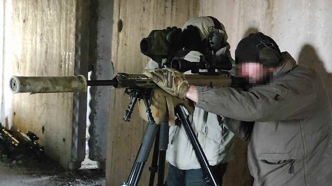 UAR-10 반자동 저격소총으로 사격훈련을 하고 있는 우크라이나 저격수. /우크라이나 국방부 영상 캡처