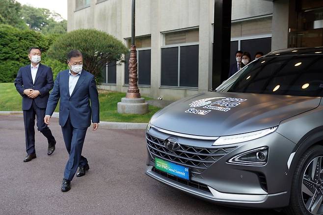 문재인 대통령이 지난해 5월 28일 청와대 여민관 앞에서 수소차를 둘러보고 있다. / 연합뉴스