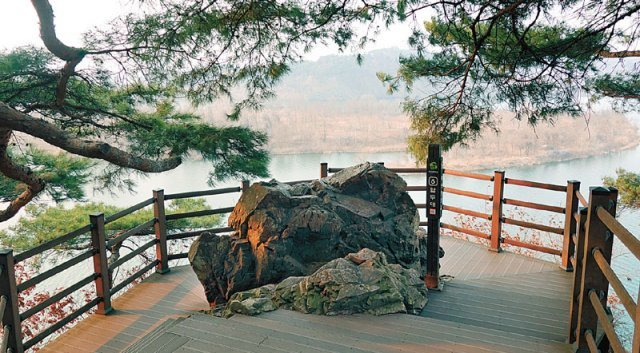 남한강과 달천이 합류하는 지점인 탄금대의 ‘열두대’ 바위.