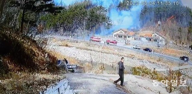 4일 경북 울진 일대에서 발생한 대형 산불이 처음 발화하는 모습이 담긴 폐쇄회로(CC)TV 화면. 남건우 기자 woo@donga.com